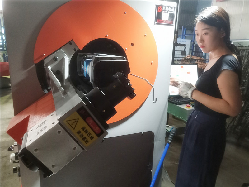 貝朗全自動(dòng)數(shù)控折彎?rùn)C(jī)女同志也能調(diào)試，你知道嗎？